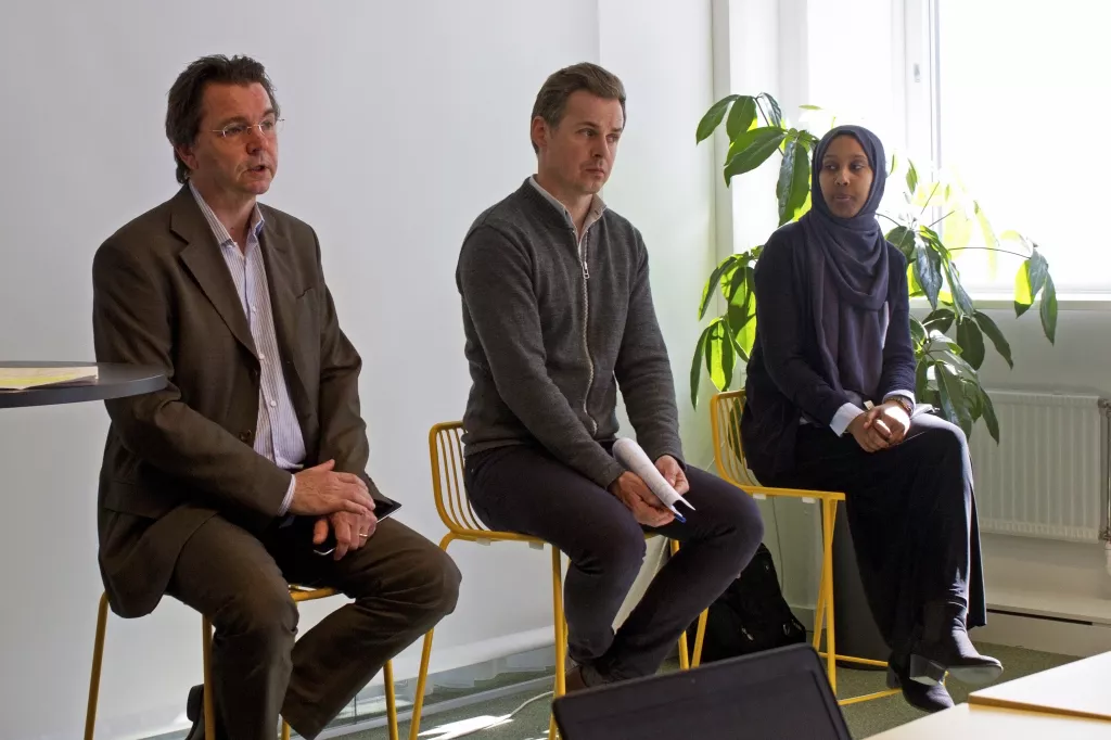 Paneldeltagarna sitter tillsammans i Forum Syds lokaler. 