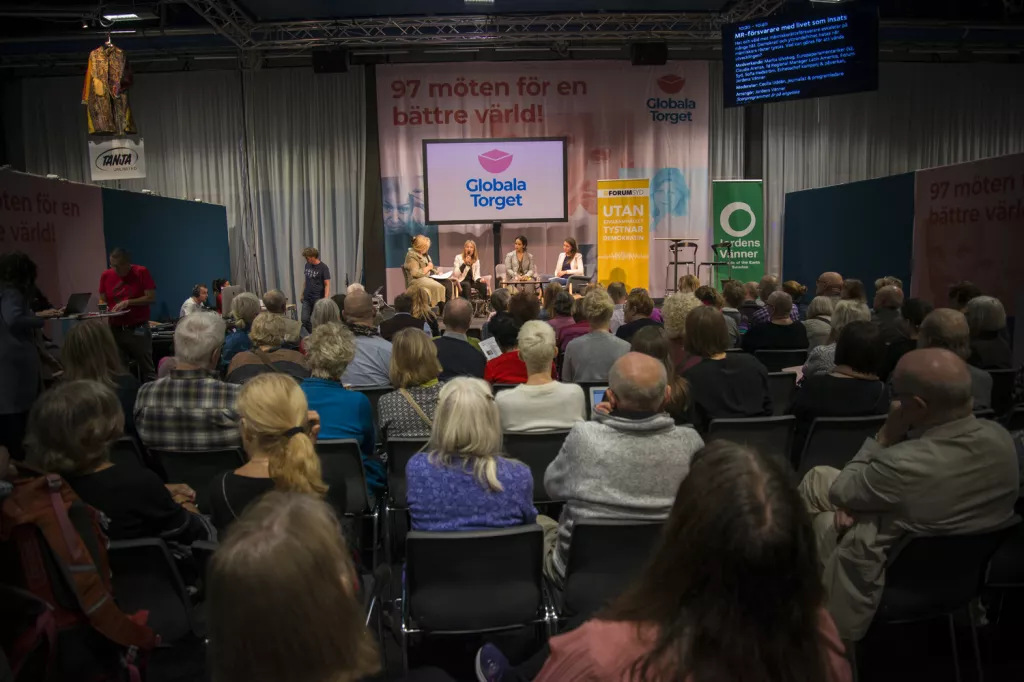 Fullsatt publik på bokmässan inför scenen Globala Torget.