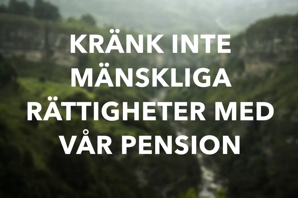 Colombianska djungeln ofokuserad med texten "kränk inte mänskliga rättigheter med vår pension" skrivet på.