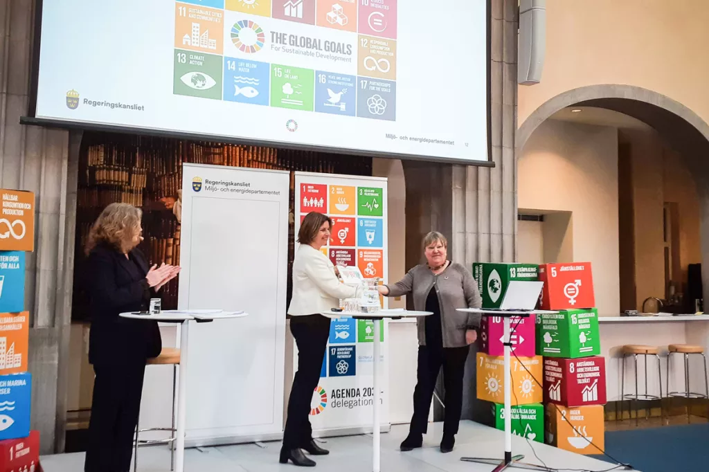 Agenda 2030 delegationen överlämnar slutbetänkande till Isabella Lövin.