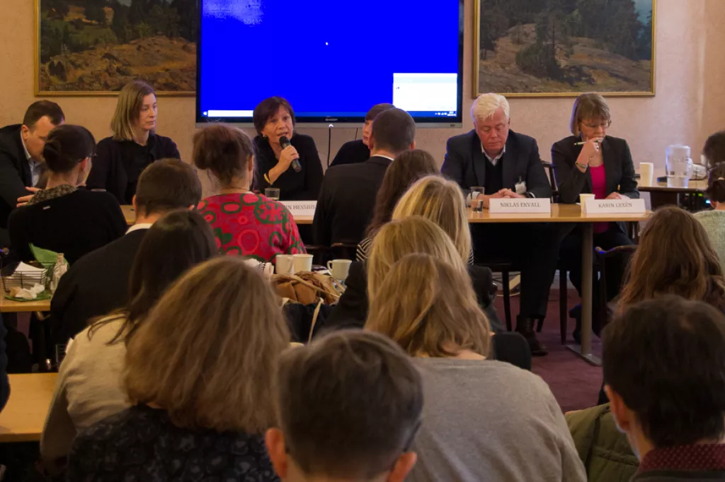 Representanter för AP-fonderna, forskare och civilsamhället i panel om AP-fondernas nya regelverk.