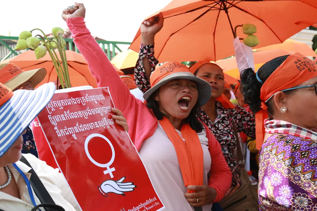 Kvinnor protesterar på internationella kvinnodagen i Phnom Penh, Kambodja