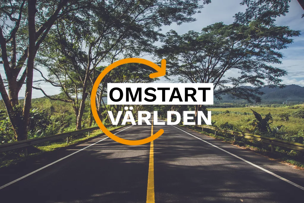 Bilväg med åkrar och berg text omstart världen omringat av en orange pil