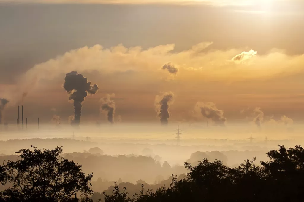 Himmel-moln-industrier-rök