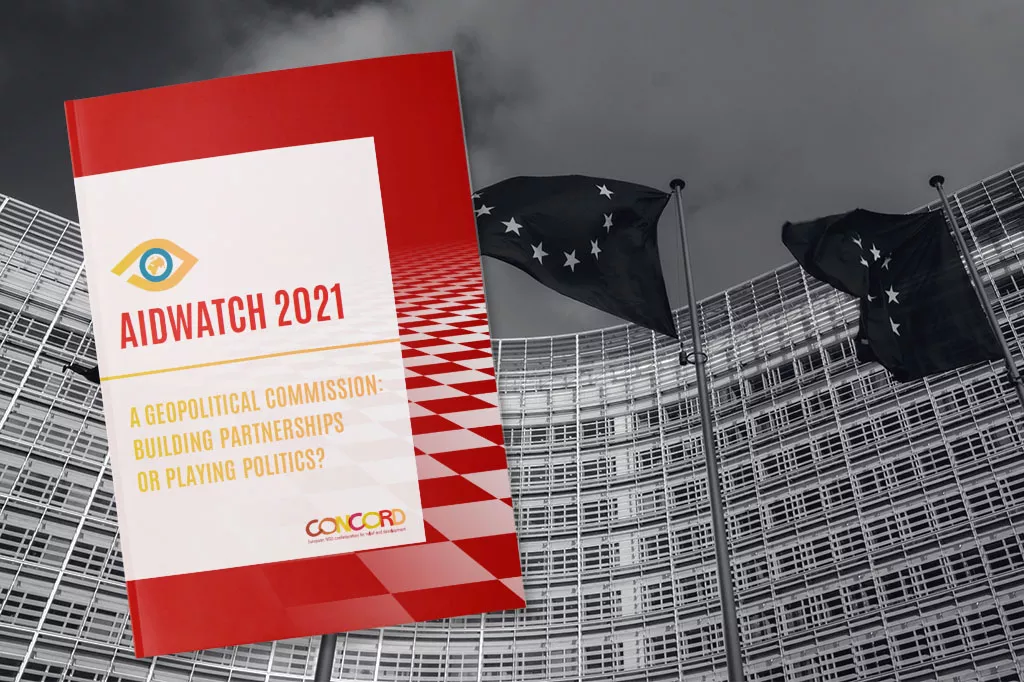 Framsidan av Aidwatch rapporten 2021 med EU byggnaden i bakgrunden.