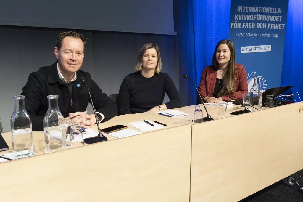 Måns Molander, Malin Nilsson och Lina Hjärtström sitter på scen under MR-dagarna och tittar in i kameran. 