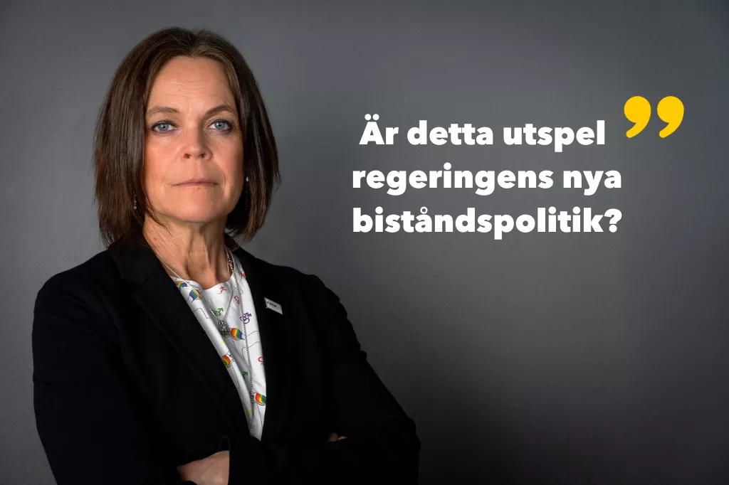 Anna Stenvinkel tittar in i kameran. Hon har på sig en svart kavaj. Till höger om henne står texten är detta regeringens nya biståndspolitik?