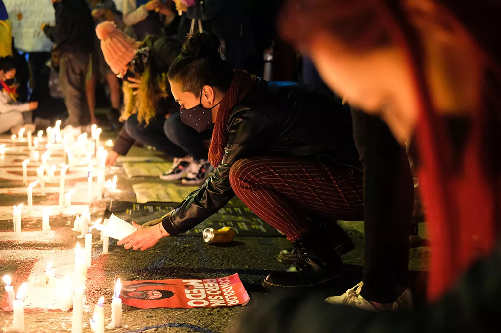 personer tänder ljus vid manifestation i Colombia