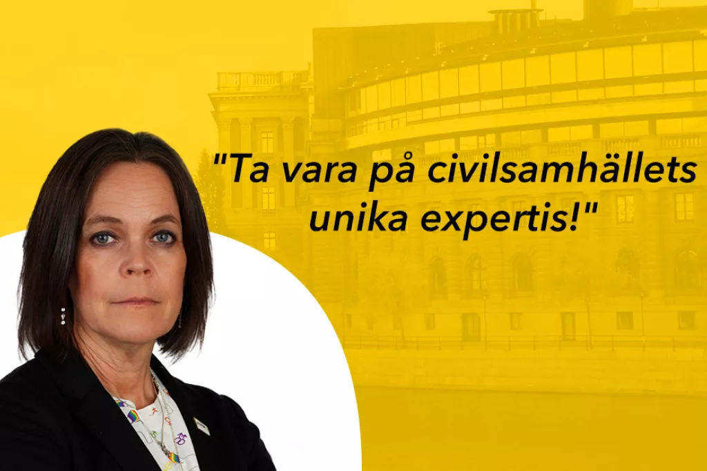 Anna kollar in i kameran iklädd en svart kavaj. Till höger står texten ta vara på civilsamhällets unika expertis.