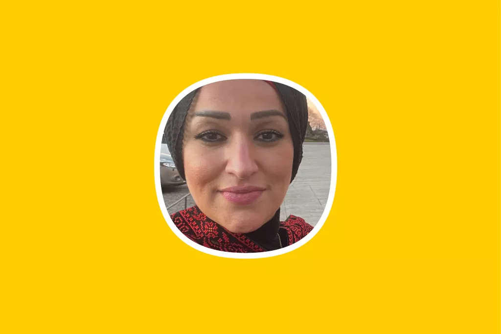 Porträttbild på Samaa Sarsour mot en gul bakgrund.