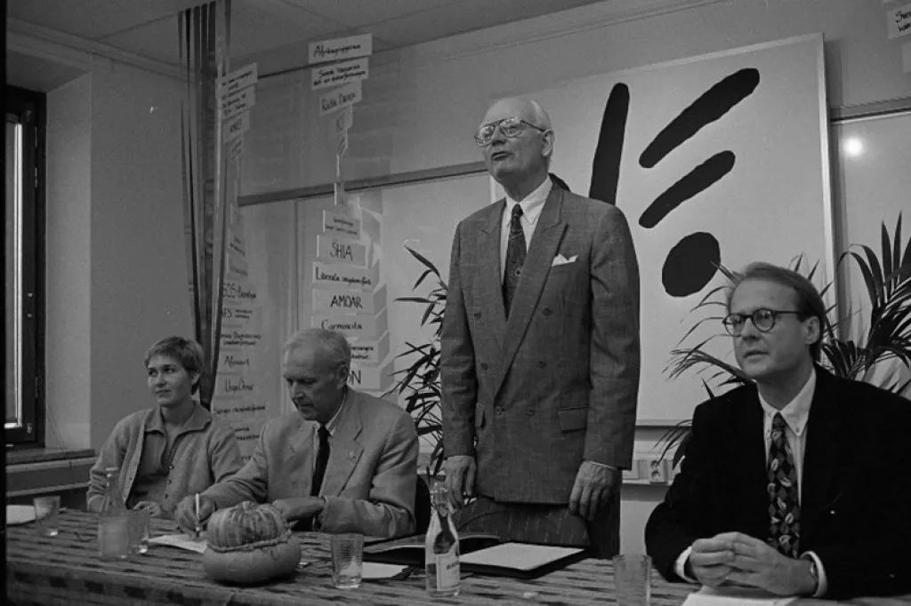 En arkivbild i gråskala på Ulrika Modéer, Pierre Schori, Karl-Göran Biörsmark och Svante Sandberg.