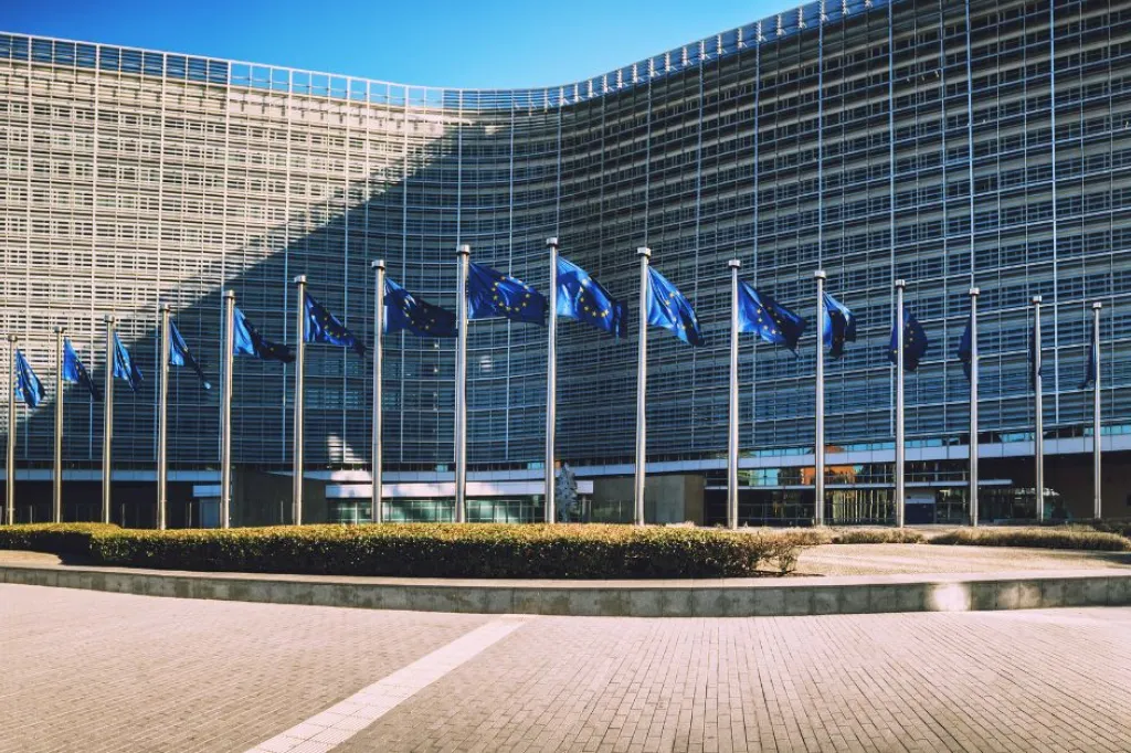 EU flaggor vajar utanför Europarlamentet i Bryssel.