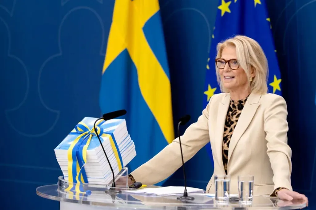 Finansminister Elisabeth Svantesson presenterar budgeten.