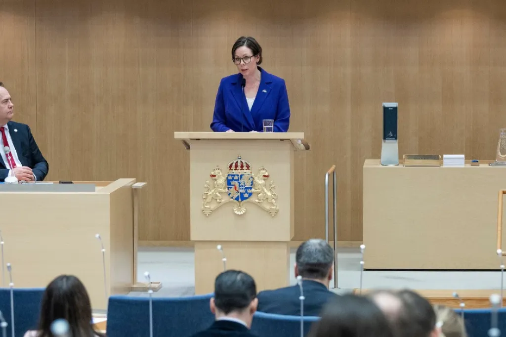 Utrikesminister Maria Malmer Stenergard (M) inledde den utrikespolitiska debatten den 12 februari 2025 med att presentera regeringens utrikespolitik.