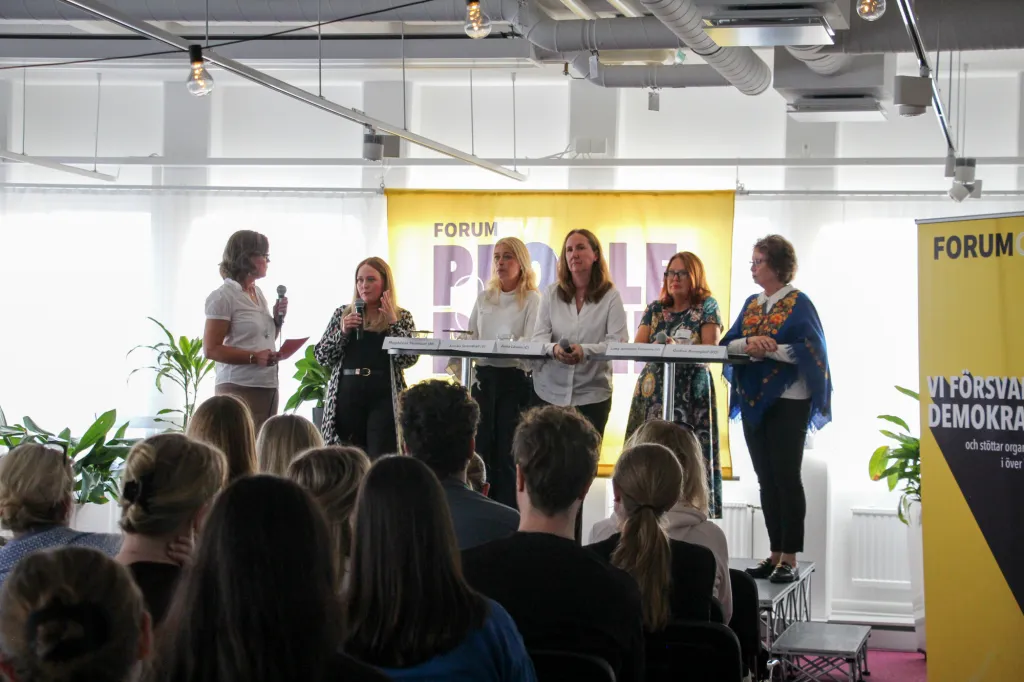 Politiker från olika riksdagspartier står på scen. Debatterar på People & Power festivalen.