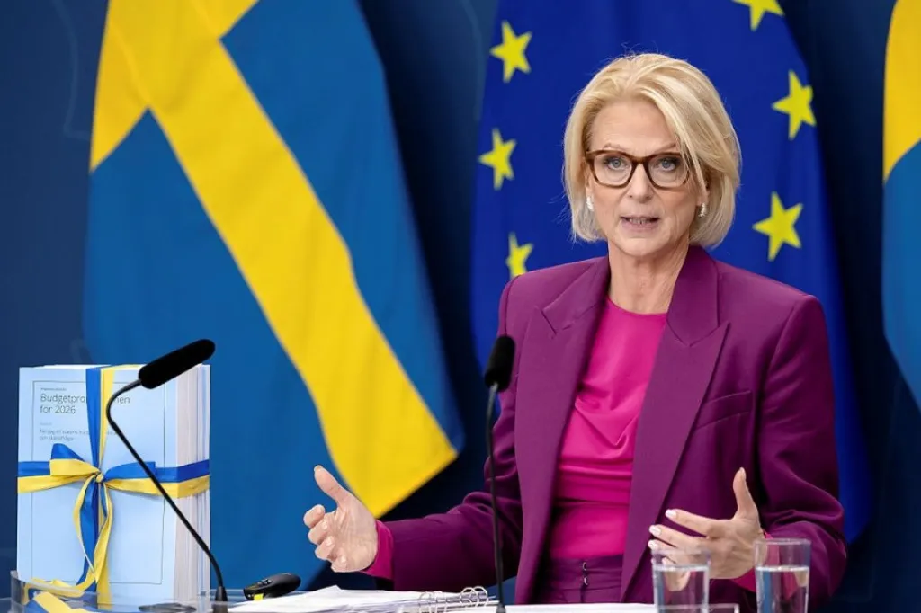 Finansminister Elisabeth Svantesson i rosa kavaj på pressträff om höstbudgeten.