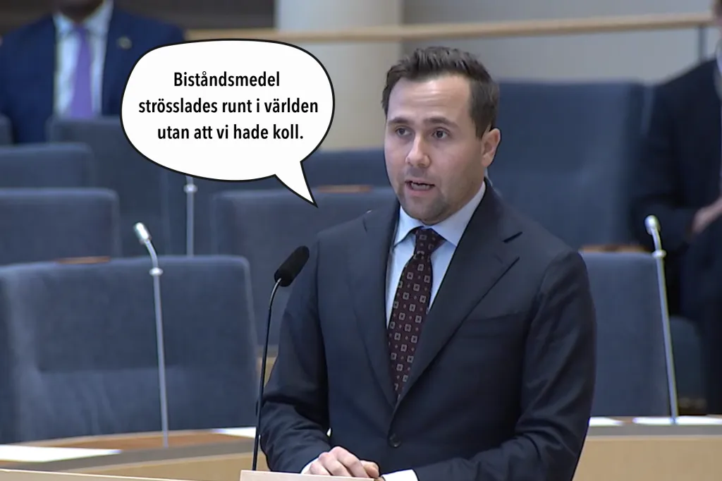 Benjamin Dousa talar i riksdagen iklädd en mörkblå kostym och mörk slips. I en pratbubbla står det: "Biståndsmedel strösslades runt i världen utan att vi hade koll." "