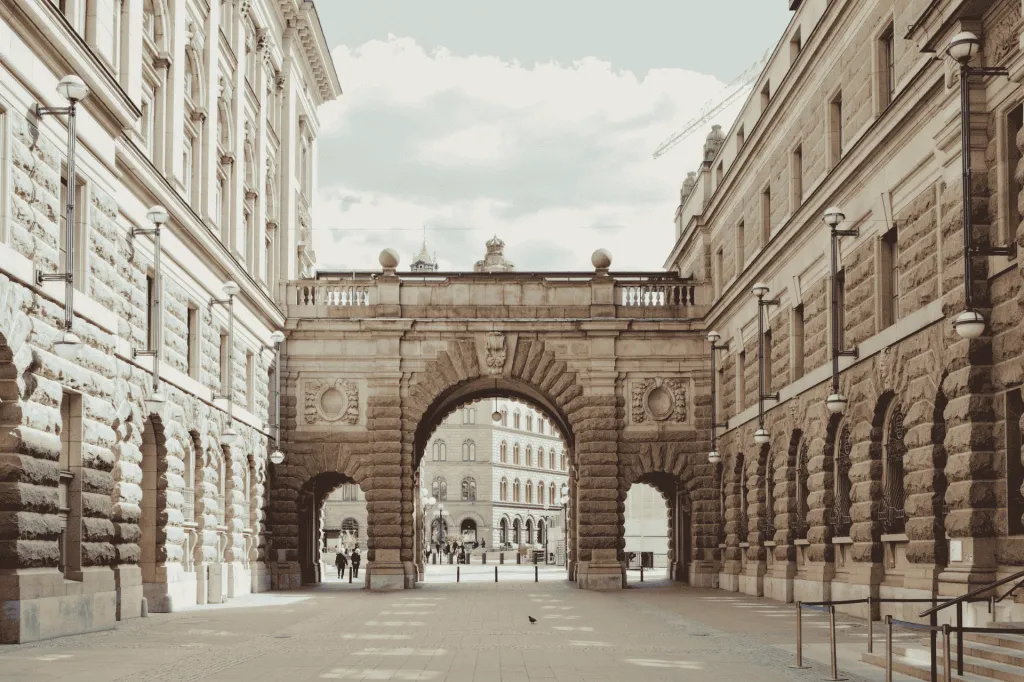 Tom gågata mellan riksdagshusen i Stockholm.