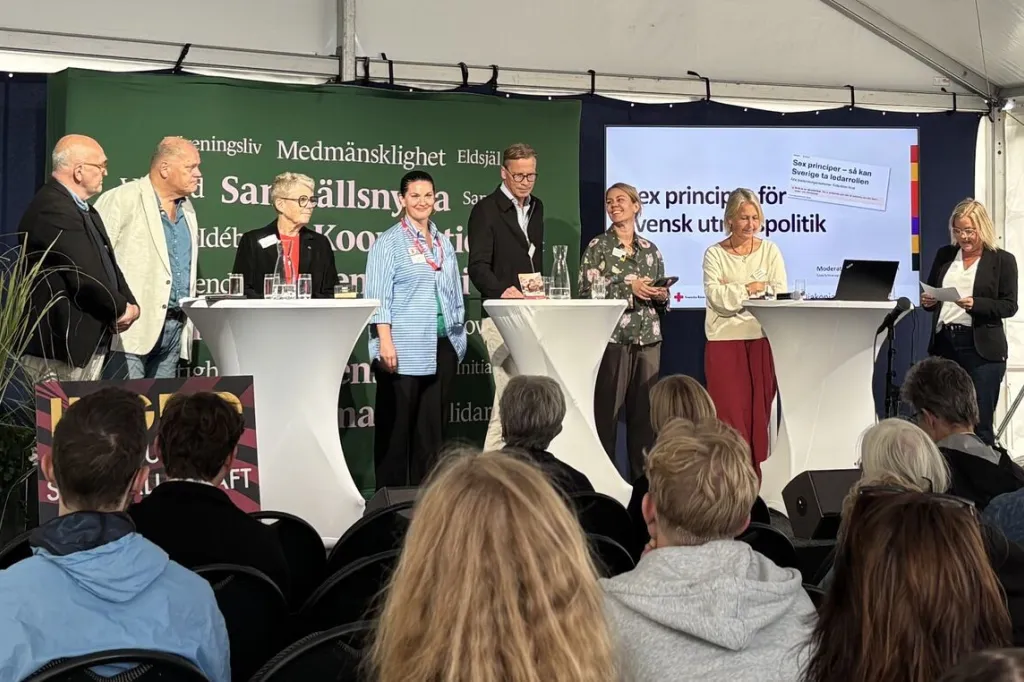 Undertecknarna för artikeln står på en scen och pratar under Frihamnsdagarna i Göteborg.