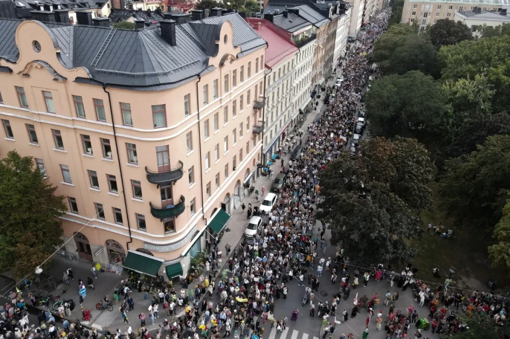 Flygfoto över människor som går i demonstrationståg i Stockholm.