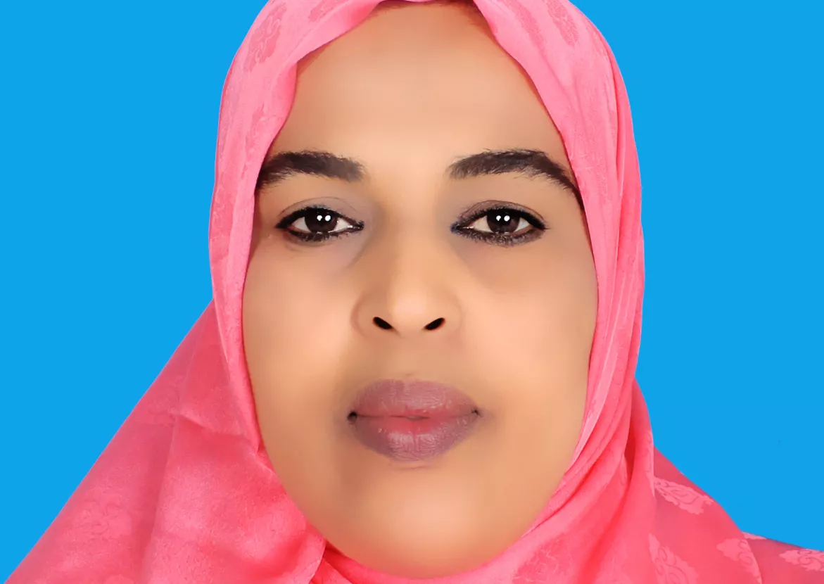 Porträtt av Kaltun med en röd hijab mot en blå fotomanipulerad bakgrund.