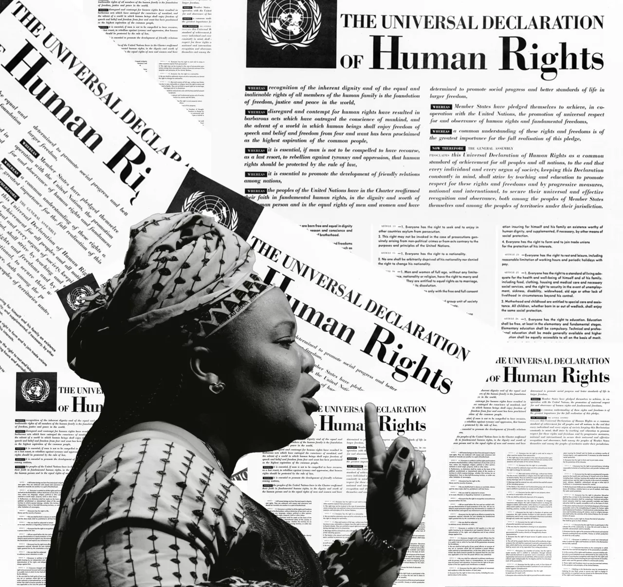 BIld på Ellen Johnson Sirleaf som lyfter ett finger med deklarationen för mänskliga rättigheter i bakgrunden.