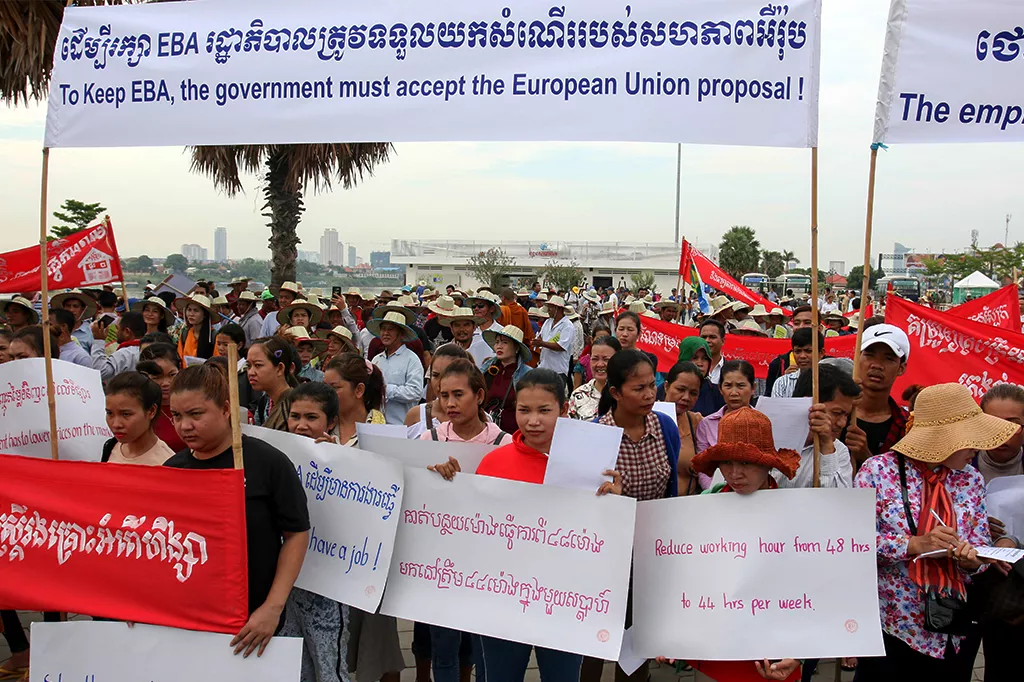Demonstranter håller upp en skylt som uppmanar Kambodjas regeringen att skydda Everything but Arms Trade (EBA).