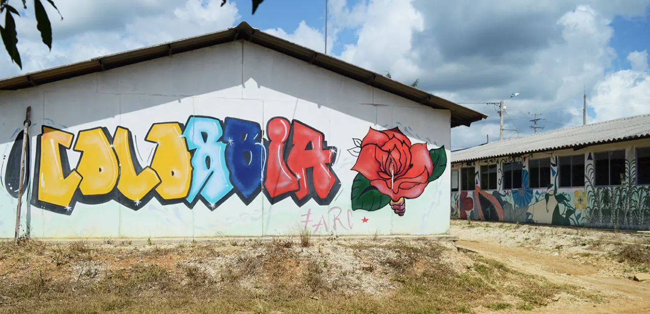 A wall with the text Colombia