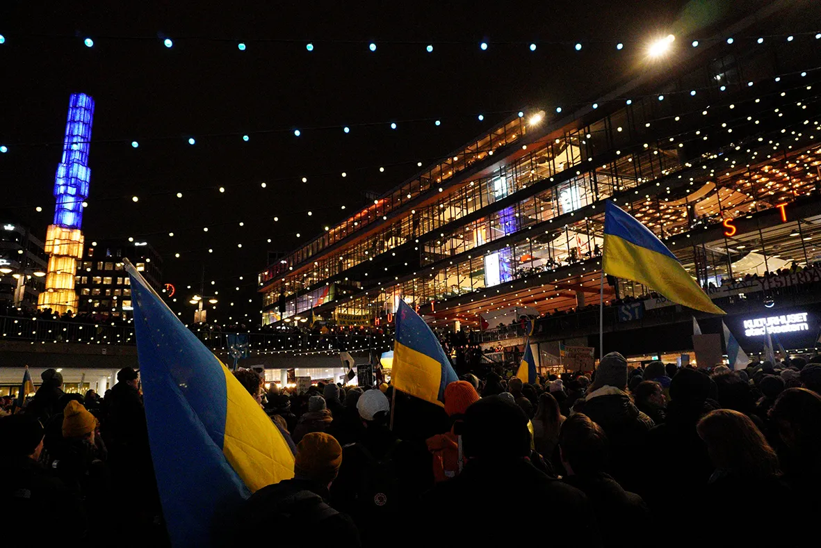 Ukrainska flaggor på Sergels torg.