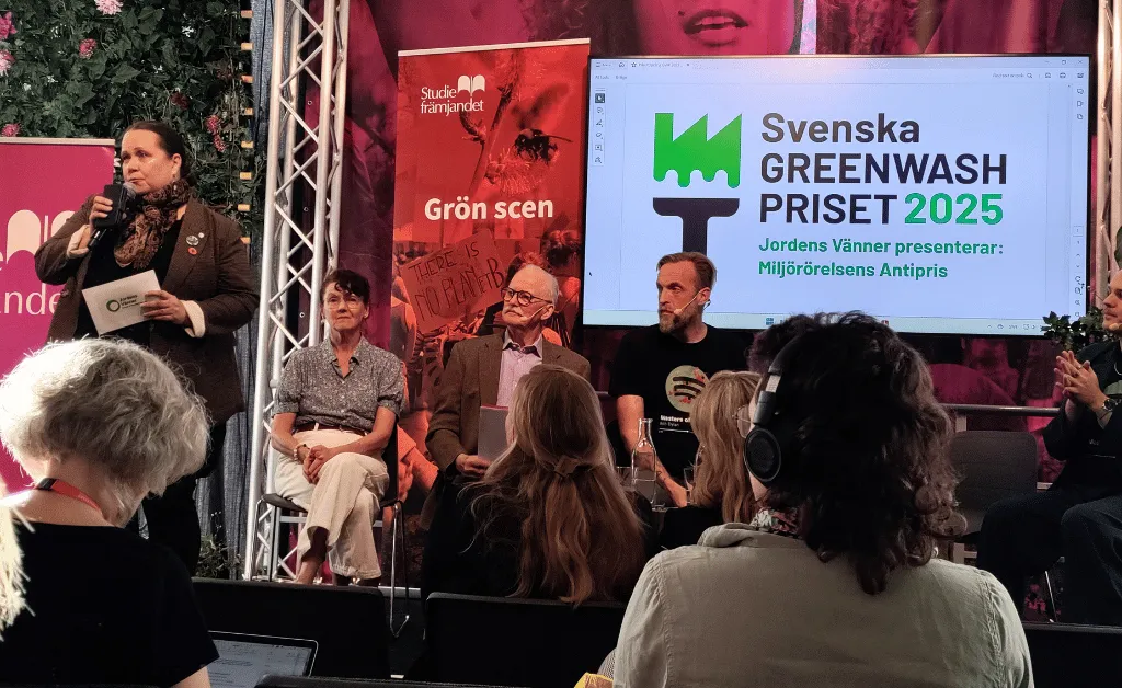 Jordens Vänner presenterar vinnaren av årets svenska Greenwash pris. Foto: Karin Gregow