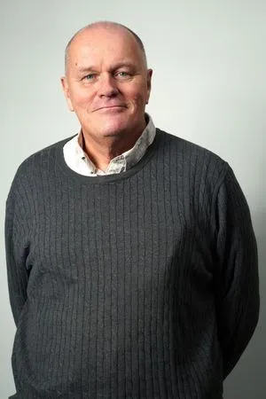 Göran Holmqvist i grå tröja