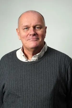 Göran Holmqvist i grå tröja