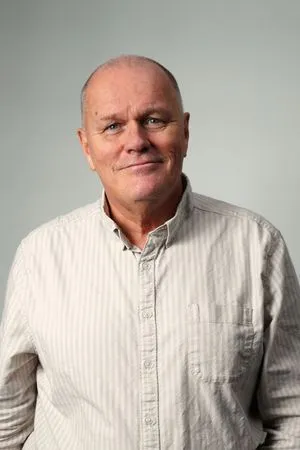 Göran Holmqvist i vit skjorta