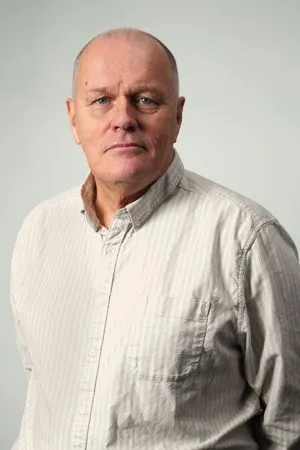 Göran Holmqvist i vit skjorta