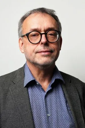 Magnus i grå kavaj och blå skjorta