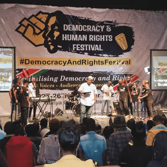 Scen med artister under en demokratifestival i Kenya.