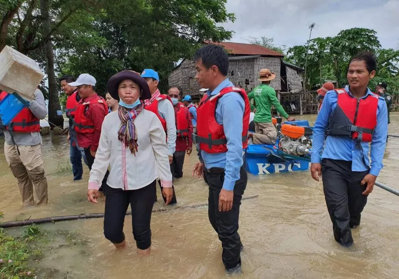 Ms. Chan On and local authorities during flooded in 2022.