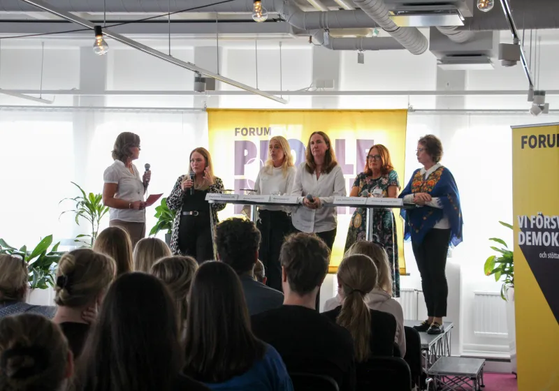 Politiker från olika riksdagspartier står på scen. Debatterar på People & Power festivalen.