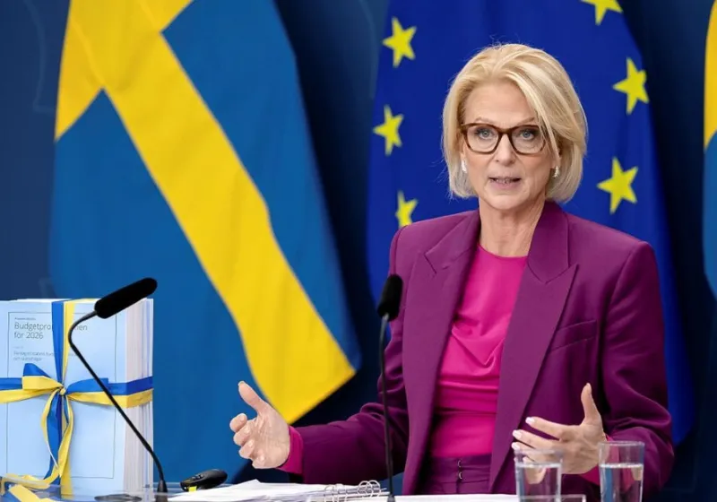 Finansminister Elisabeth Svantesson i rosa kavaj på pressträff om höstbudgeten.