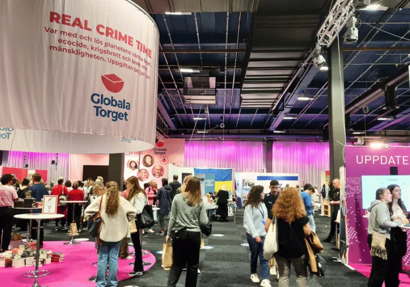 Folkvimmel på Globala torget 2022.