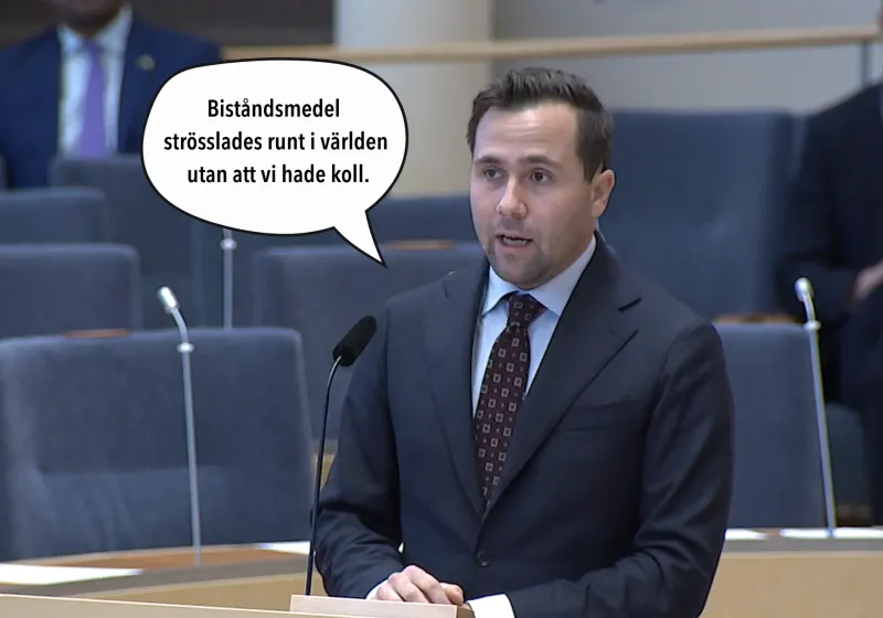 Benjamin Dousa talar i riksdagen iklädd en mörkblå kostym och mörk slips. I en pratbubbla står det: "Biståndsmedel strösslades runt i världen utan att vi hade koll." "