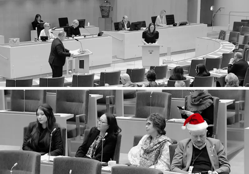 politiker debatterar i riksdagens kammare