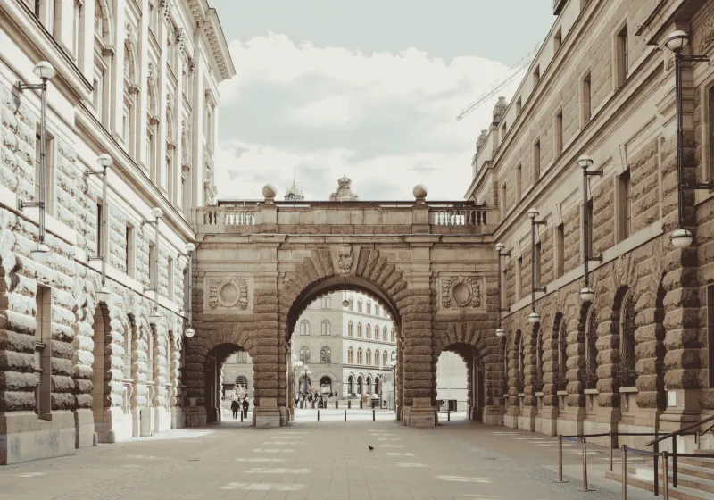 Tom gågata mellan riksdagshusen i Stockholm.
