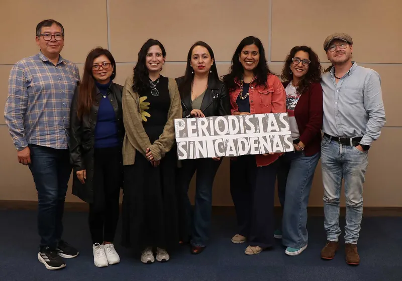 Seven people holding a sign saying Periodistas Sin Cadenas