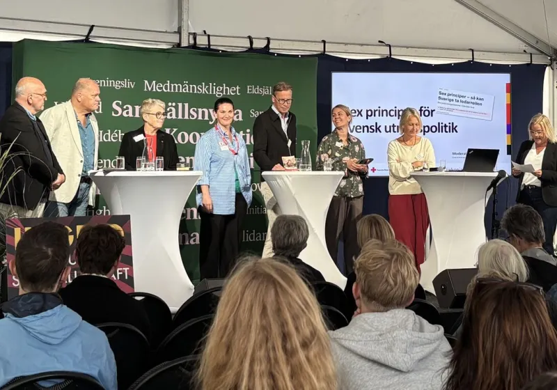 Undertecknarna för artikeln står på en scen och pratar under Frihamnsdagarna i Göteborg.