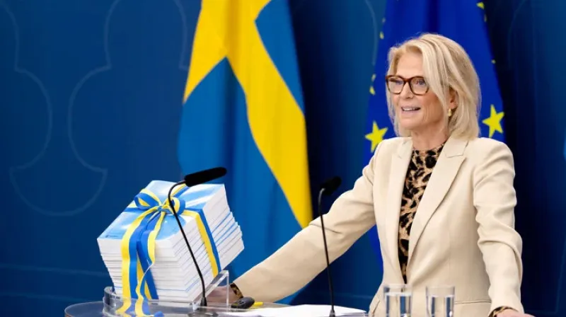 Finansminister Elisabeth Svantesson presenterar budgeten.