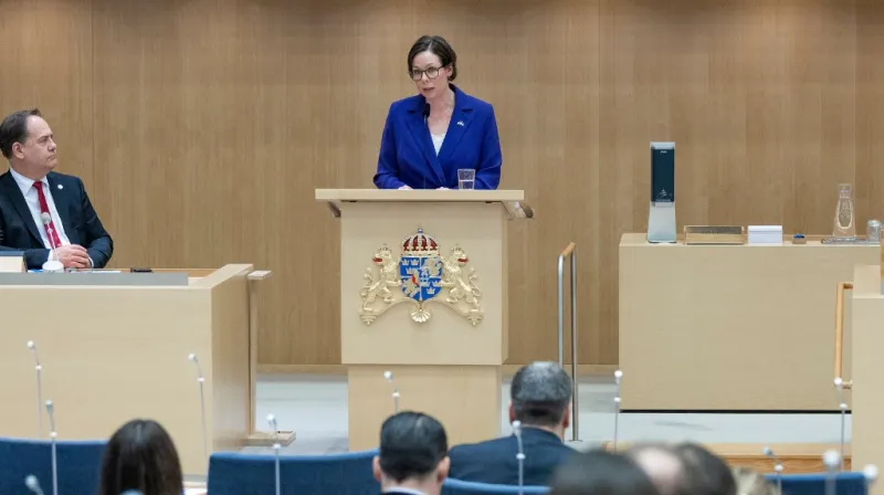 Utrikesminister Maria Malmer Stenergard (M) inledde den utrikespolitiska debatten den 12 februari 2025 med att presentera regeringens utrikespolitik.