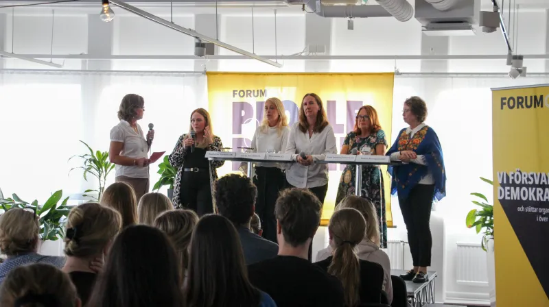 Politiker från olika riksdagspartier står på scen. Debatterar på People & Power festivalen. 