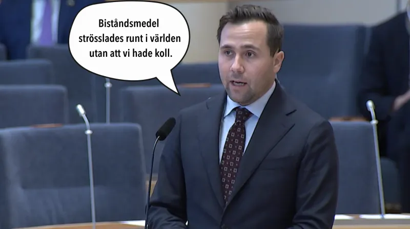 Benjamin Dousa talar i riksdagen iklädd en mörkblå kostym och mörk slips. I en pratbubbla står det: "Biståndsmedel strösslades runt i världen utan att vi hade koll." "