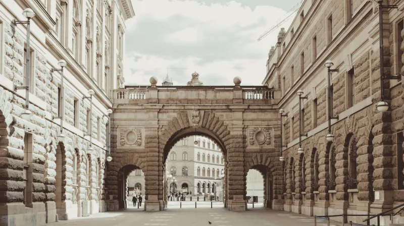 Tom gågata mellan riksdagshusen i Stockholm.